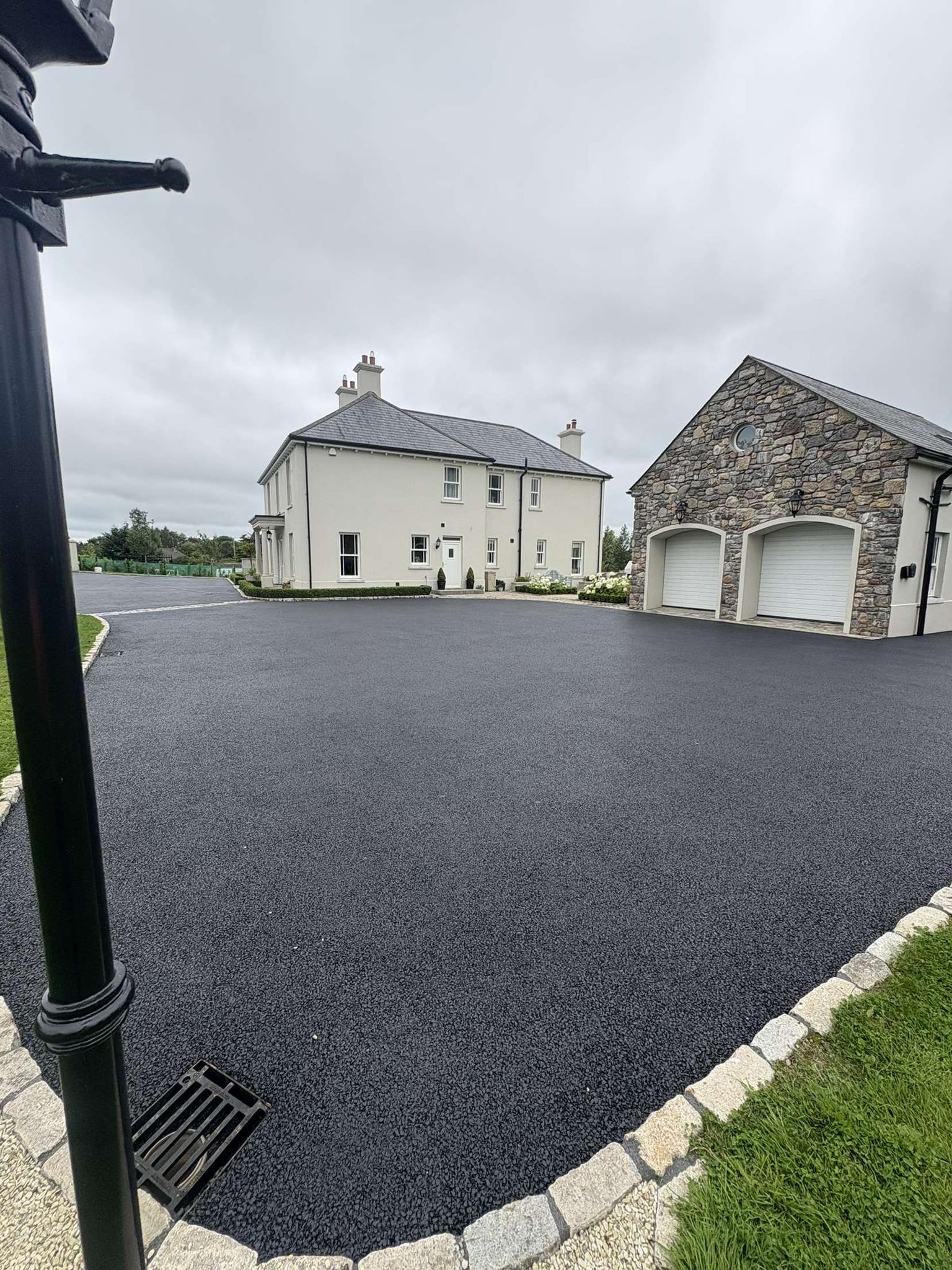 Detailed block paving edging meeting tarmac surface