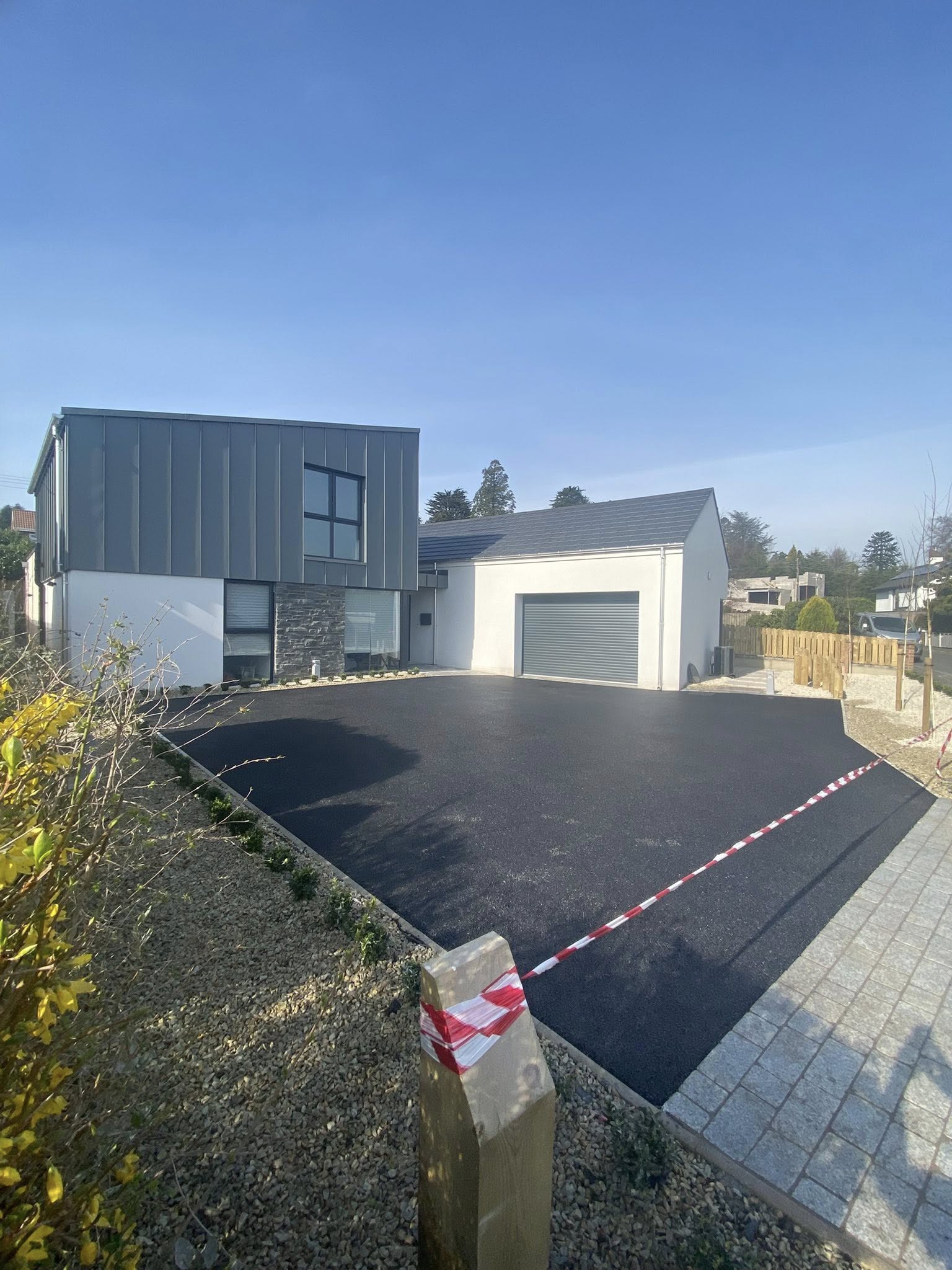 Smooth machine-laid asphalt for a domestic driveway